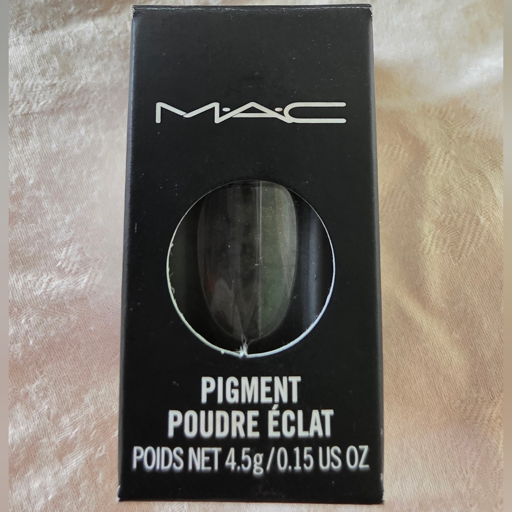 NIB MAC Pigment Powder-The Family Crest